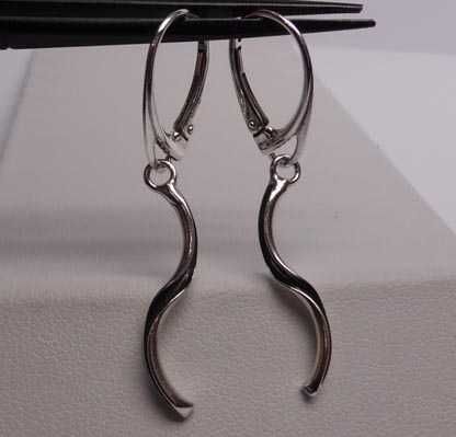 Srebrne wiszące kolczyki wywijane rurki wewnątrz oksydowane