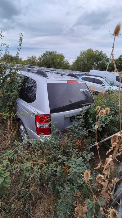 дешево продається KIA CARNIVAL III