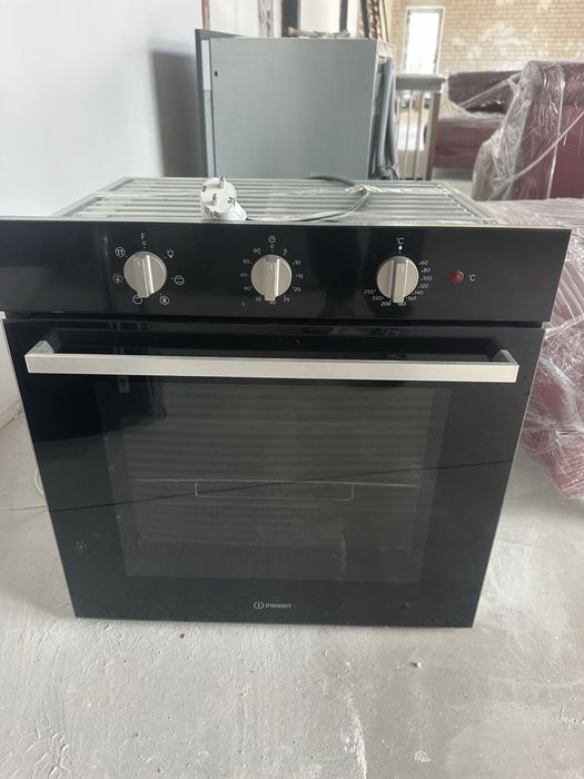 Вбудована електрична духова шафа Indesit IFW 6530 BL