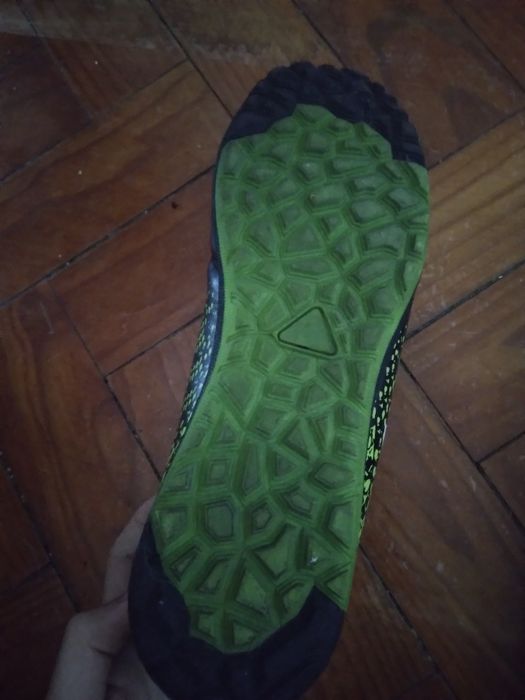 Sapatos muito bonitos como novos