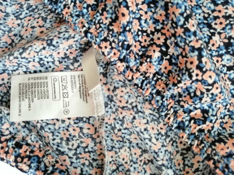 Krótki  top z falbaną H&M, 10-11 lat. Wzrost 146 cm.