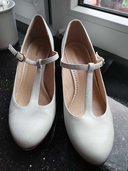 Białe czółenka Graceland