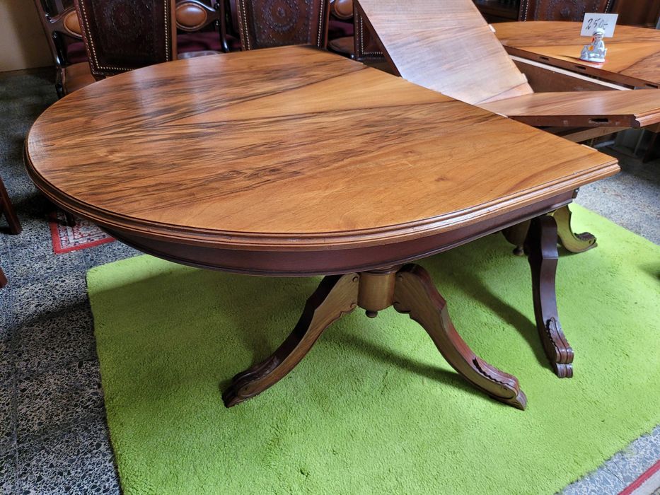 Mesa de sala em madeira com dois pés de galo - extensível