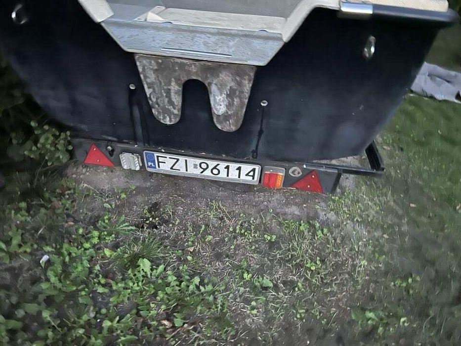 Łódka z silnikiem i przyczepką