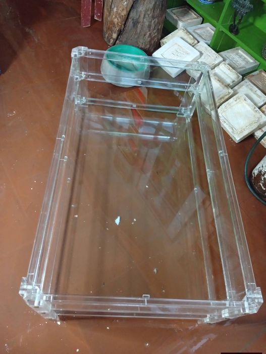 Mesa de centro em acrílico e vidro