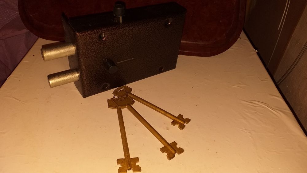 Продам накладной замок на гараж.