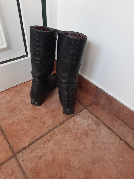 Vendo  estes 2pares de botas por apenas 12 euros              os s pa