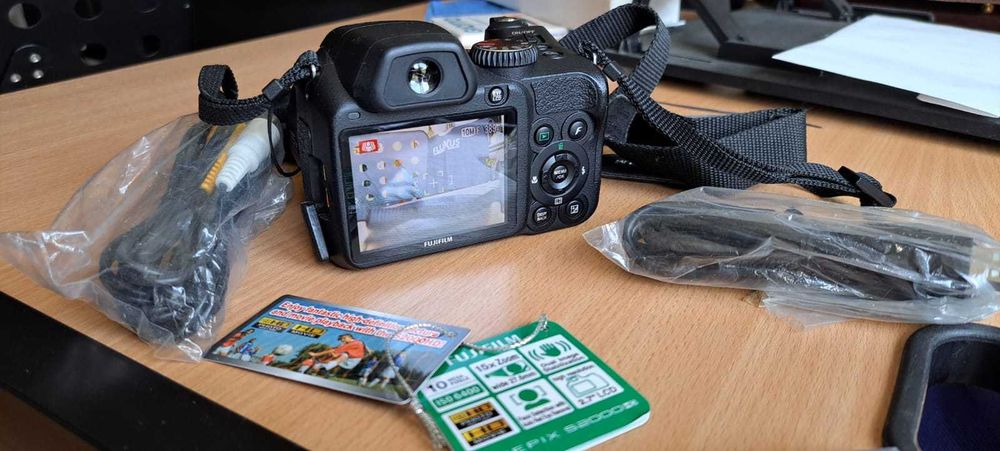 Máquina Fotográfica FUJI FINEPIX S2000 HD