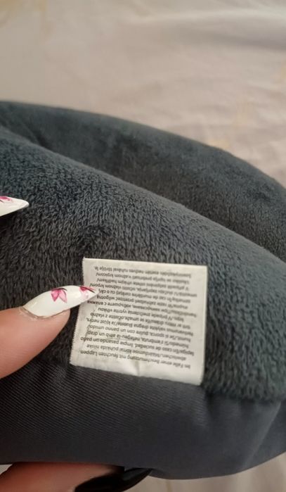 Dwustronna miękka ciemnoszara poduszka podróżna