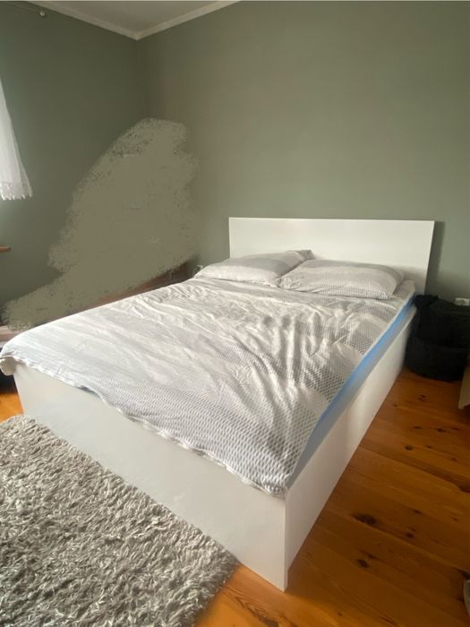 Białe łóżko z skrzynią