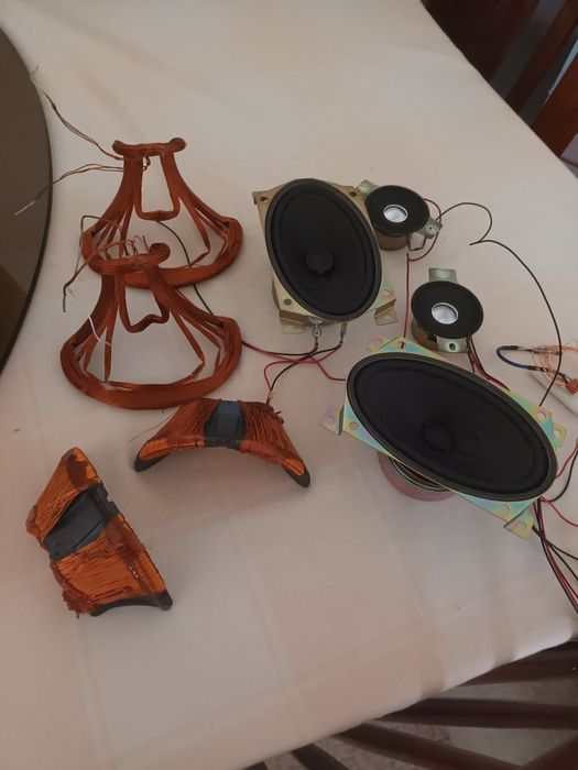 Altifalantes e fio cobre