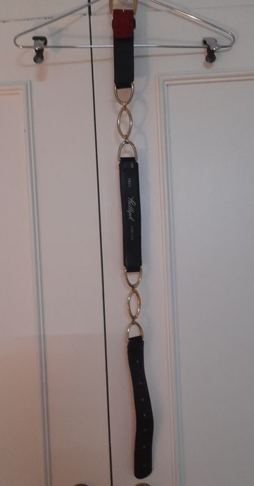 Cinto bordeaux em camurça forrado a pele preta com dourados