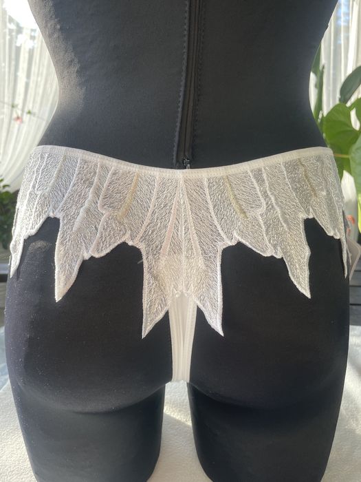 Stringi biale S (885)