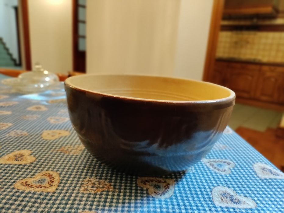 Duża brązowa ciężka misa gliniana vintage