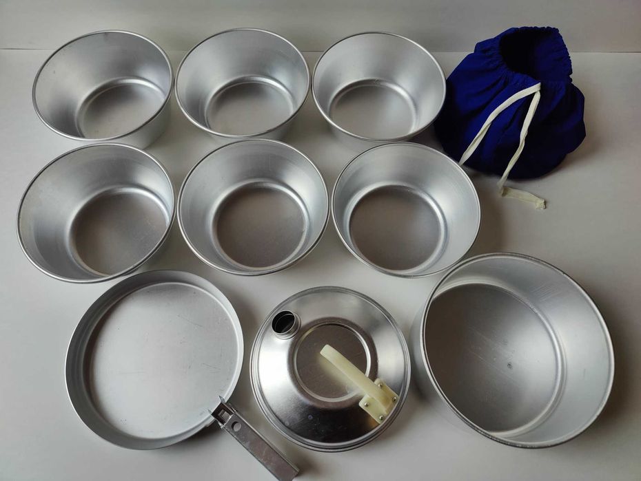 Zestaw naczyń turystycznych, naczynia campingowe, menażka turystyczna