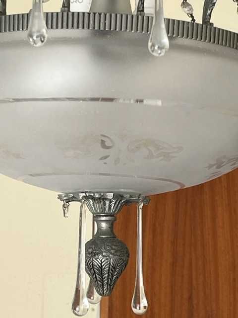 Candeeiro de teto antigo em bom estado