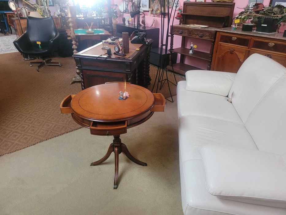 Lindíssima mesa de apoio redonda com quatro gavet