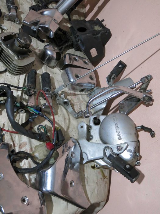 Stopki boczne Sym Husky 125.