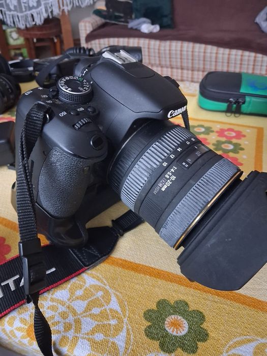 Canon EOS 600D z obirktywem i dolnym panelem