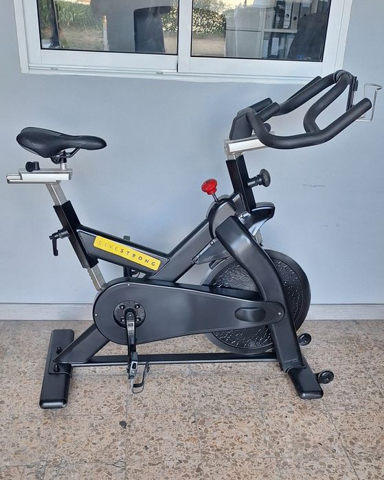 Bicicleta ginasio Matrix Live Strong