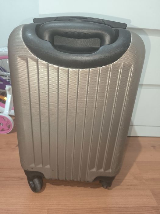 Mala dourada de viagem