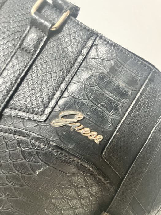 Czarna torebka Guess