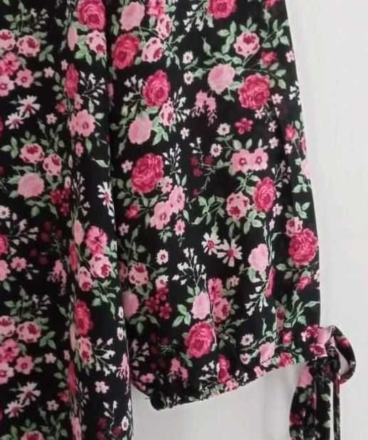 Sukienka z ozdobnymi falbankami