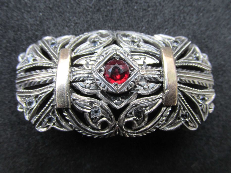 Pregadeira, prata contrastada e ouro, com pedra vermelha e marcassitas