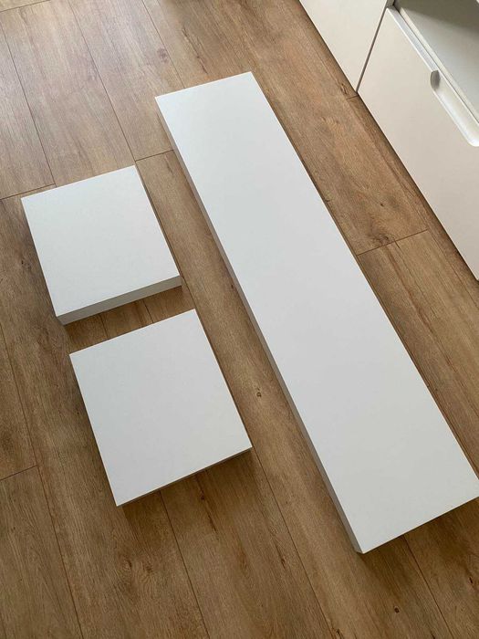 Białe półki ścienne