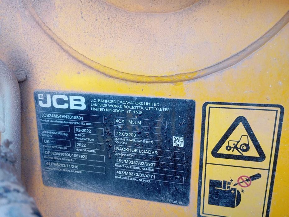 Máquina JCB com serrote de corte de pedra