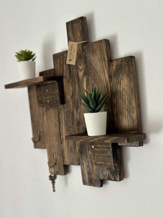 Prateleira decorativa em madeira rustica com ganchos