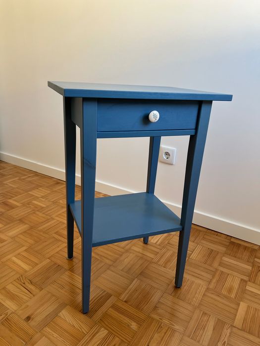 Mesa de cabeceira IKEA HEMNES azul com puxador ZARA HOME