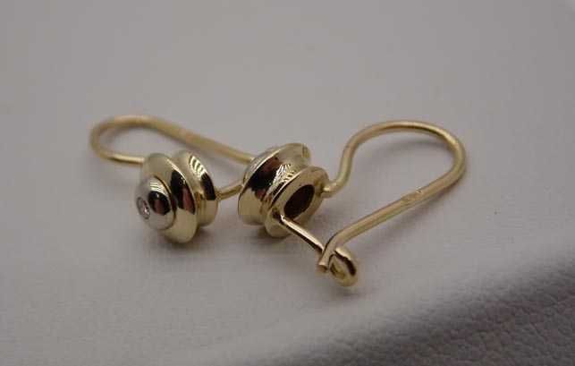 Delikatne złote wiszące kolczyki z diamentami brylanty 0,04 ct.