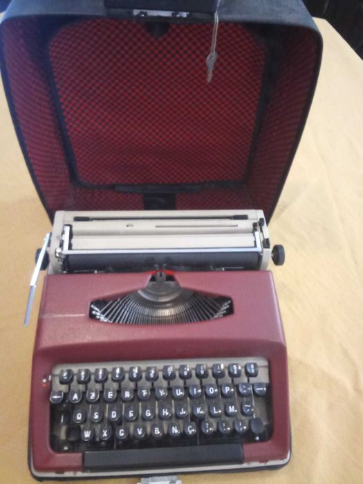 Vendo máquina  de escrever antiga " 80 euros "