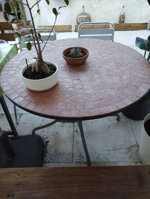 Mesa de jardim com revestimento em cerâmica (110cm)