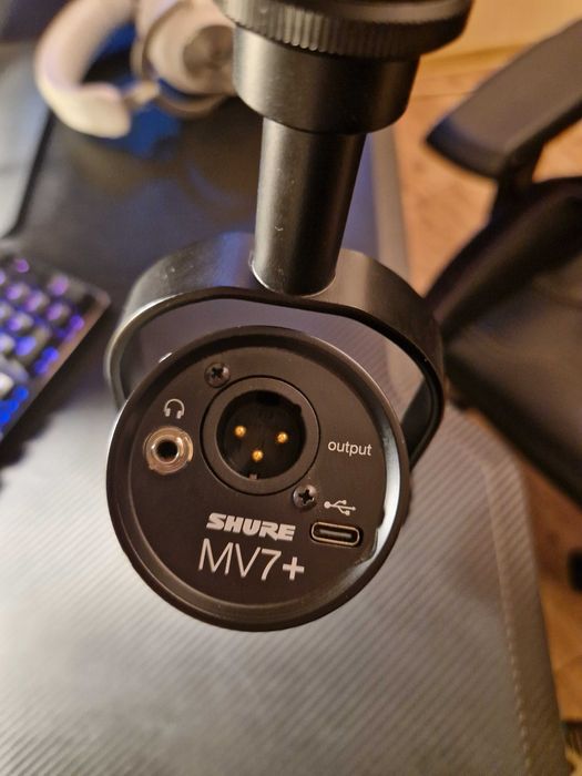 Mikrofon SHURE MV7+ & Sennheiser Profile Boom Arm
