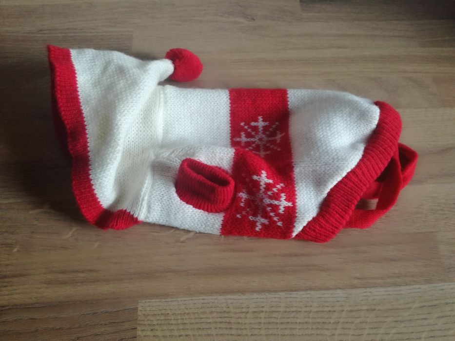 sweterek świąteczny dla psa w płatki śniegu biało czerwony