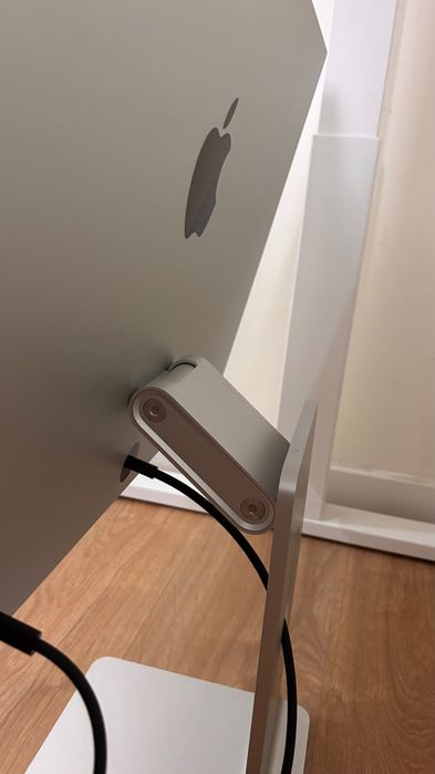 Apple Studio Display — altura ajustável