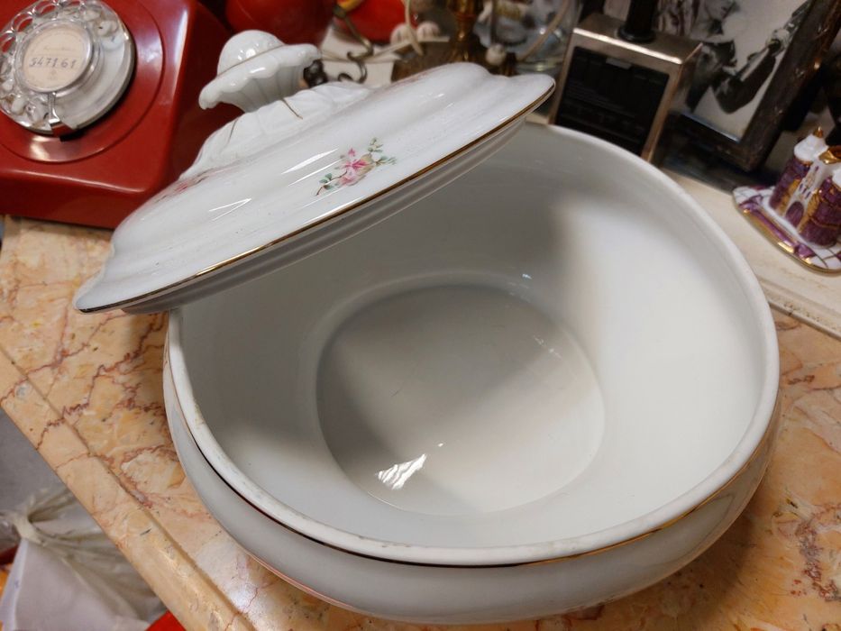 Terrina em porcelana Vista Alegre, impecável.

A peça é decorada com u