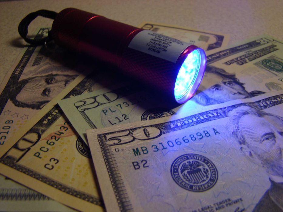 Latarka UV 9xLED taktyczna Tester banknotów bursztynu na 3 baterie AAA