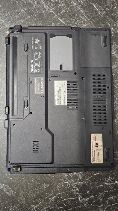 Asus F3Jr ноутбук

Рабочий, матрица целая, был надбит угол, залили смо