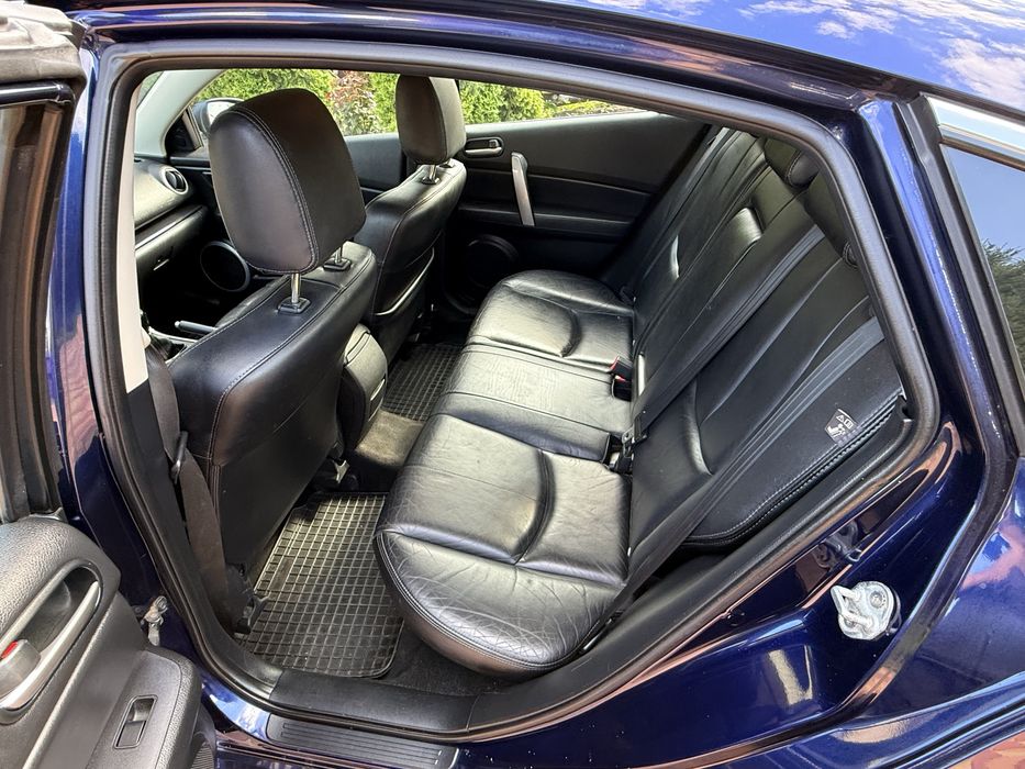 Продам свой  автомобиль MAZDA 6