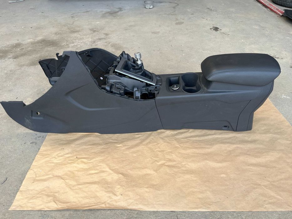 Ford Focus mk3 tunel środkowy osłony tunelu podłokietnik