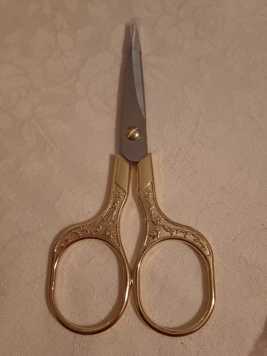 Tesoura de Costura pequena para bordados ou recortes detalhados