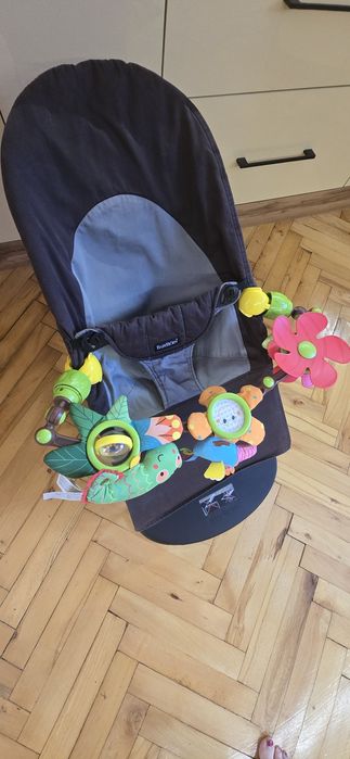 Leżaczek / bujaczek BabyBjörn + pałąk z zabawkami GRATIS