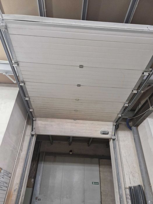 Brama segmentowa, 250cm x 320cm, otwierana na łańcuch