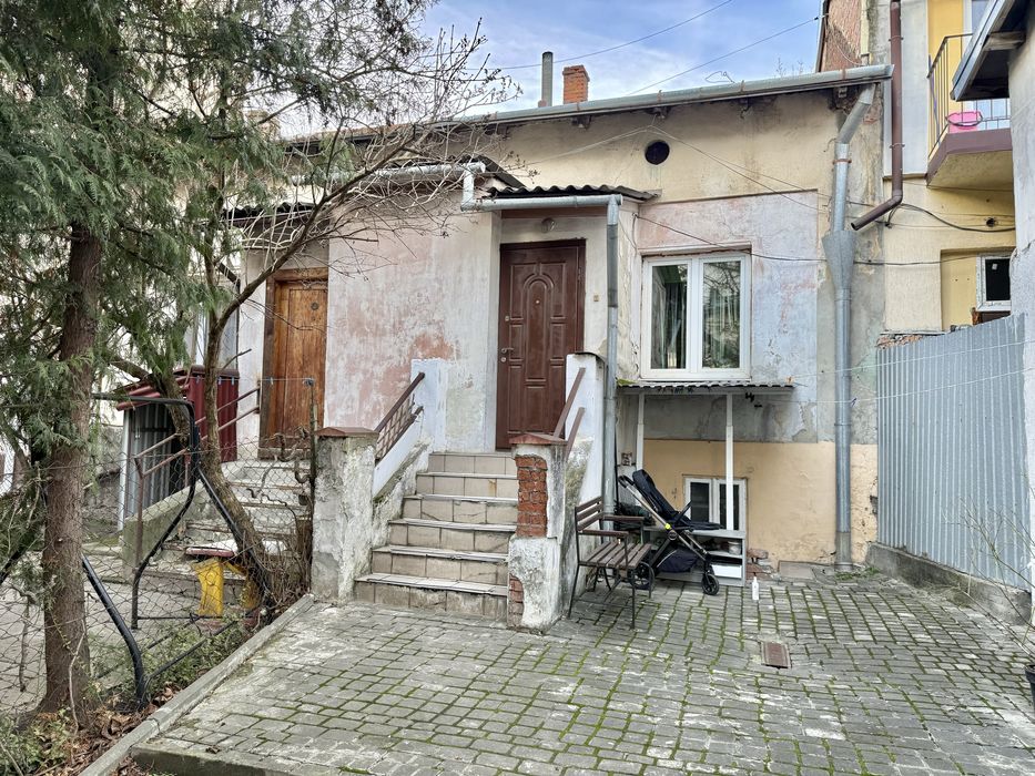 Продаж 1 кімнатної квартири на Привокзальній з власною ділянкою