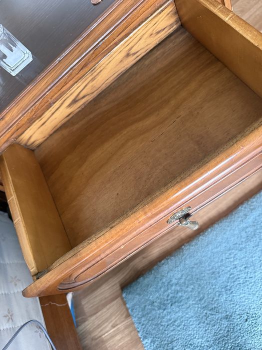 Mesa de Cabeceira em Madeira Maciça com 4 Gavetas – Excelente Estado