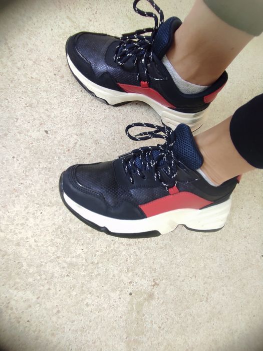 Sapatilhas azul com vermelho