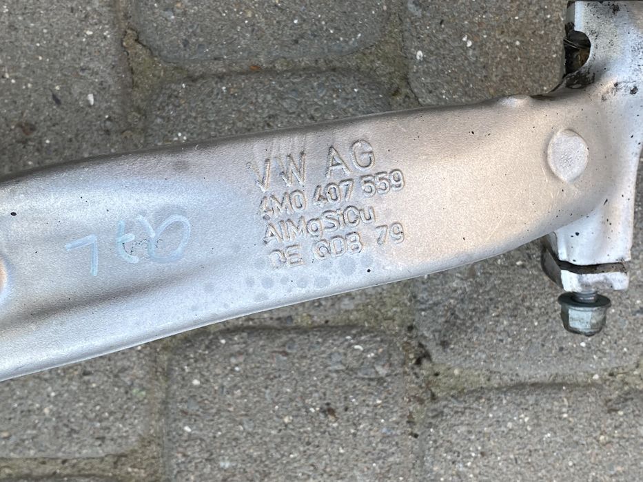 Цапфа ліва поворотний кулак audi q7 4m q8 3.0 передня